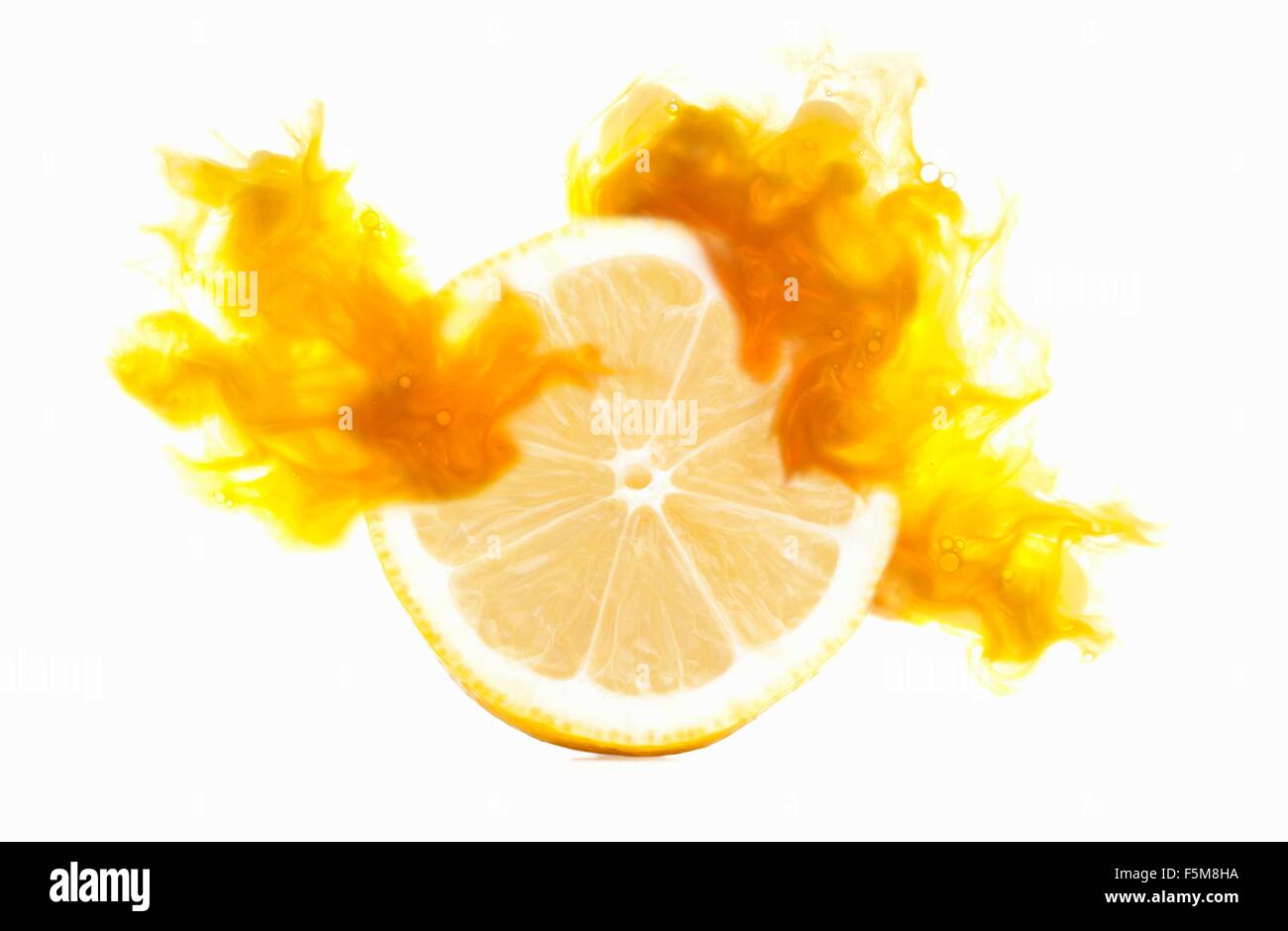 Halben Zitrone mit entsprechenden farbigen digitalen Burst-Effekt Stockfoto