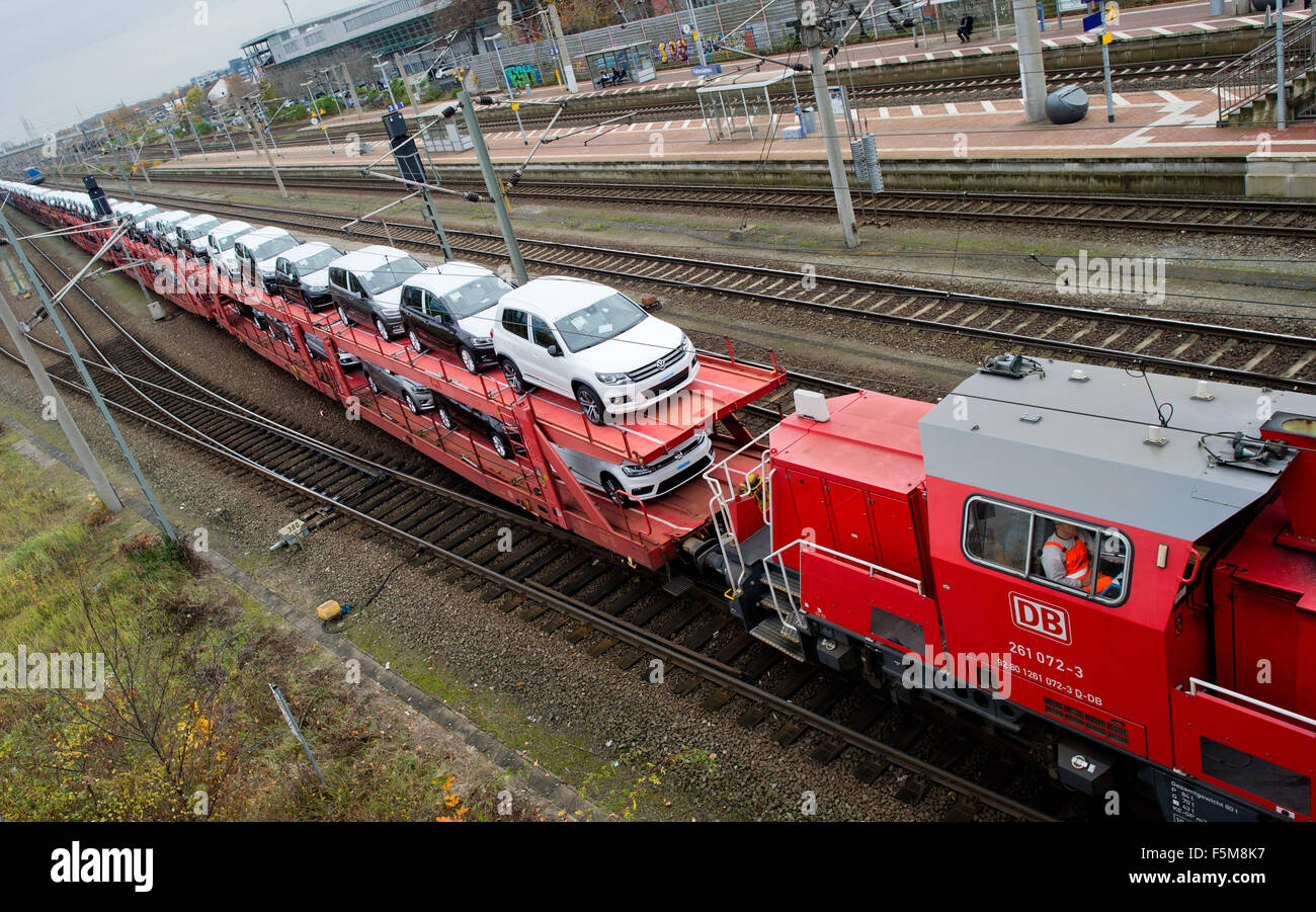 Ein Güterzug transportiert Neuwagen der Autobauer Volkswagen (VW) in Fallersleben, Deutschland 6. November 2015. Foto: Julian Stratenschulte/dpa Stockfoto