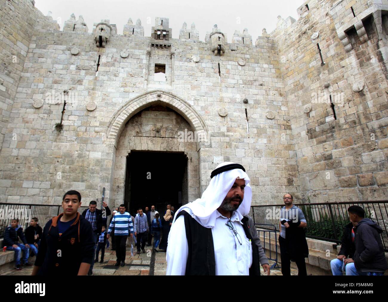 Jerusalem, Jerusalem, Palästina. 6. November 2015. Palästinenser gehen vor Damaskus-Tor nach Freitagsgebet in al-Aqsa Moschee zusammengesetzte in Jerusalems Altstadt am 3. November 2015. Die aktuelle Welle von Gewalt brach Mitte September, angeheizt durch Gerüchte, die Israel versuchte, die jüdische Präsenz in Jerusalem zu erhöhen dann schnell verbreitet über Israel, das Westjordanland und den Gaza-Streifen Kredit: Mahfouz Abu Türke/APA Bilder/ZUMA Draht/Alamy Live News Stockfoto