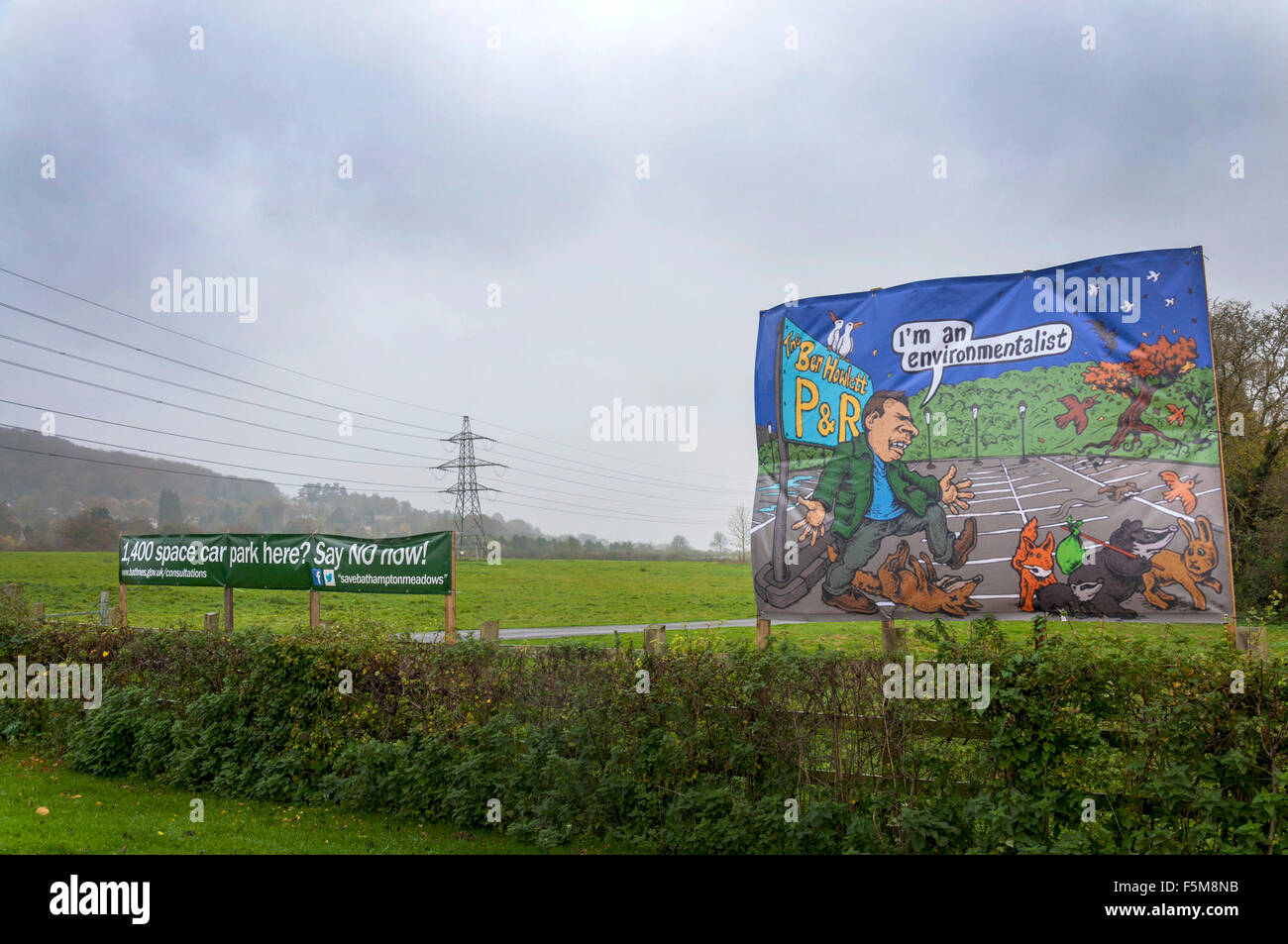 Bathampton, Bath, Somerset, UK. 6. November 2015. Kampagne zu stoppen das potenzielle Gebäude von einem Park und ride Parkplatz auf alten Strandwiesen (im Hintergrund) in Bathampton in der Nähe von Bad unterzeichnet. Eine Karikatur (rechts) mokiert sich über lokale konservative MP Ben Howlett, die das Programm unterstützt. Bildnachweis: Richard Wayman/Alamy Live-Nachrichten Stockfoto