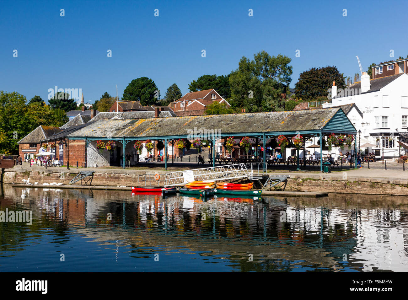 Historischen Transit Schuppen und Kanus und Fluß Exe, Exeter, Devon. Stockfoto