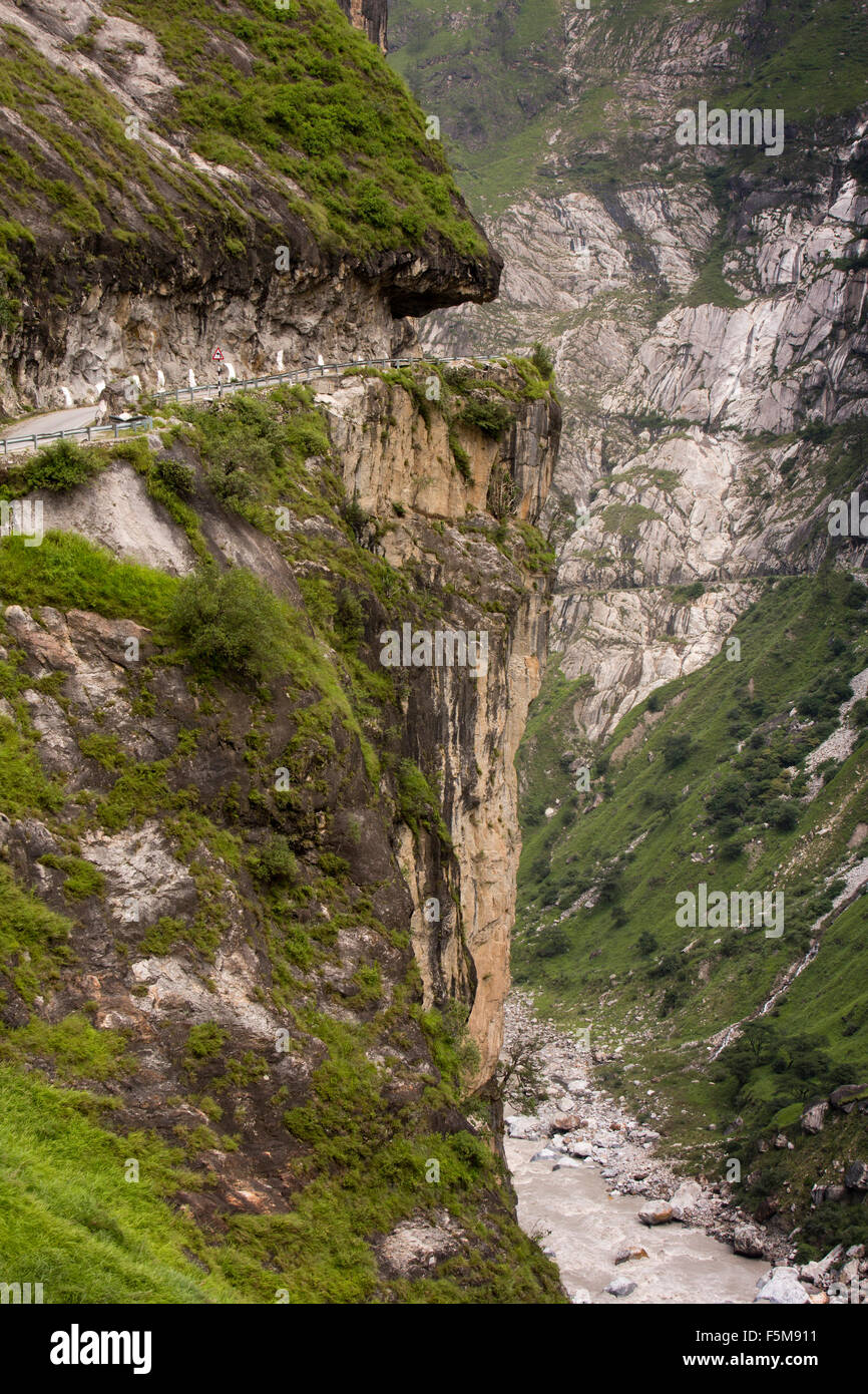 Indien, Himachal Pradesh, Kinnaur, Straße in steilen Felswand steil Sutlej River Schlucht geschnitten Stockfoto