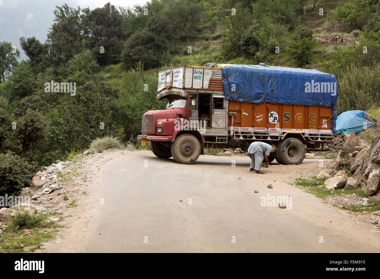 Indien, Himachal Pradesh, Kinnaur, Chooling, unterteilt LKW blockiert schmale Bergstraße Stockfoto