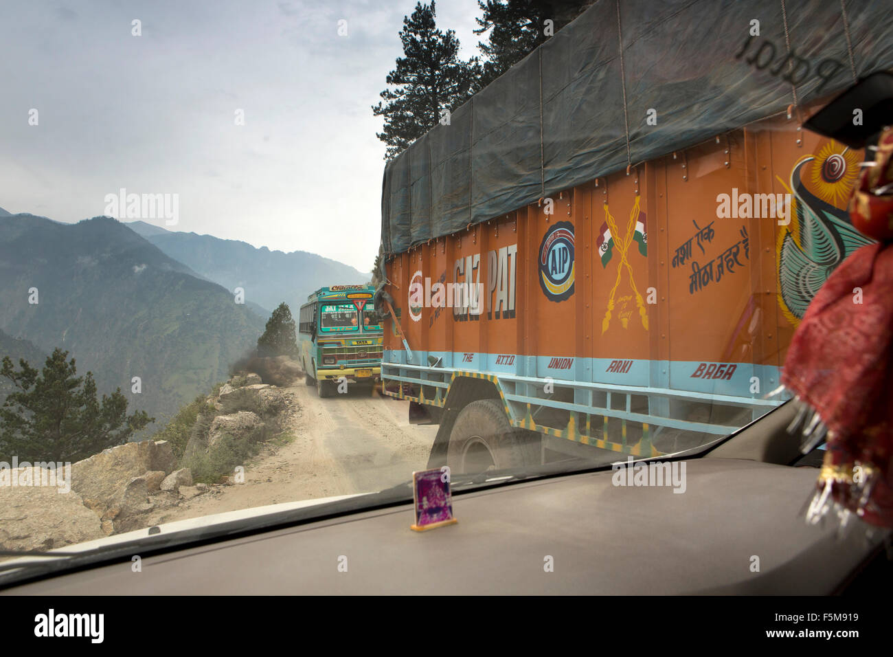 Indien, Himachal Pradesh, Kinnaur, Tapri, LKW und Bus vorbeifahrenden Auto auf schmale Bergstraße Stockfoto