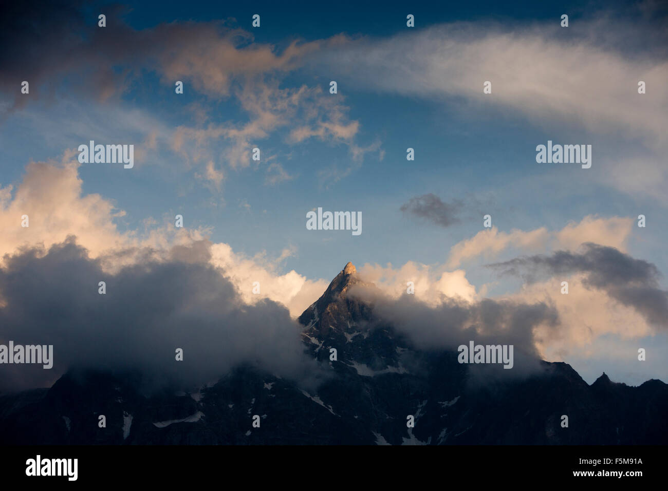 Indien, Himachal Pradesh, Reckong Peo, Kalpa, Shivling Peak, Geburtsort von Shiva aus Wolken Stockfoto