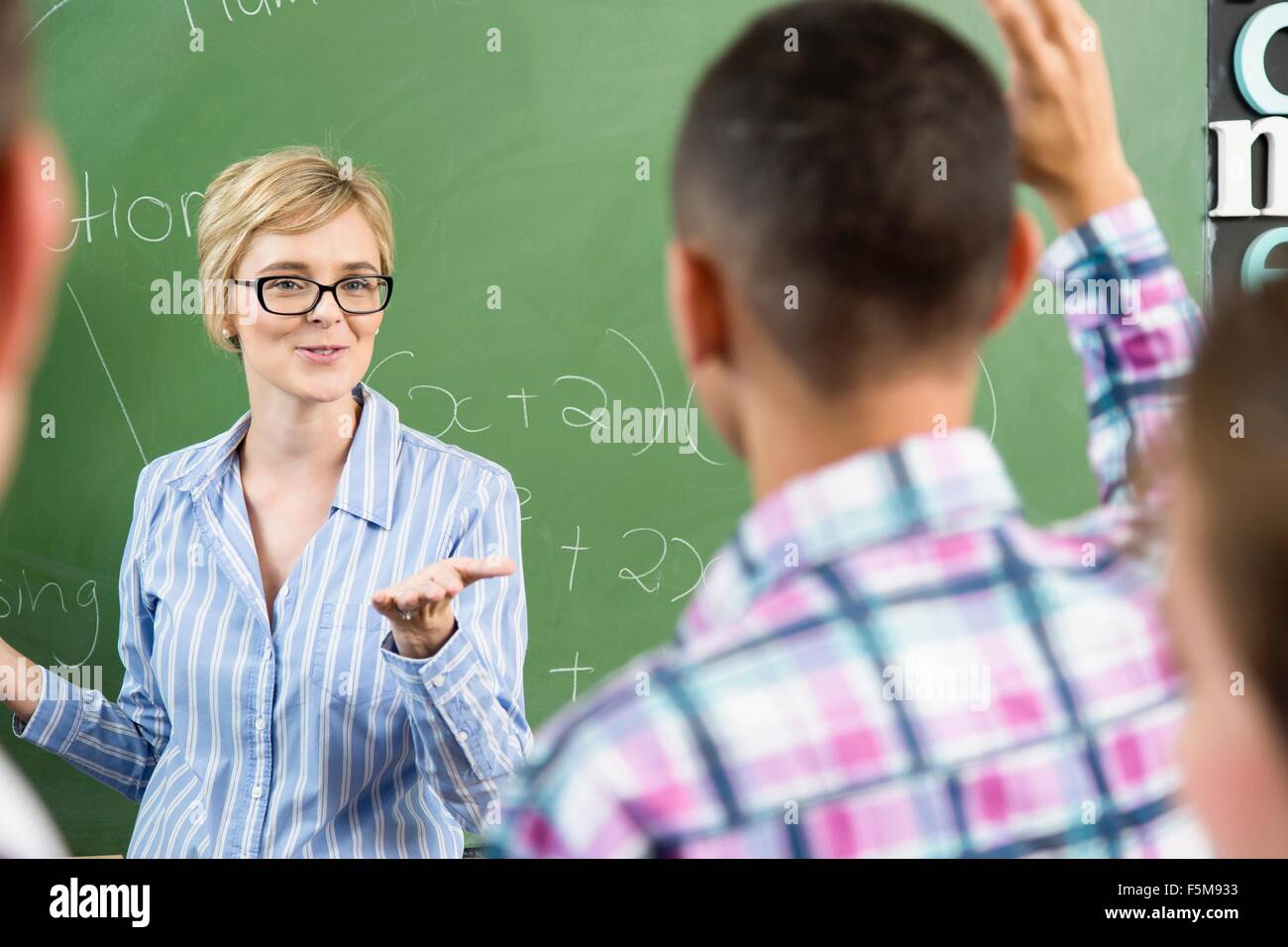 Adressierung männliche Lehrer Schüler Stockfoto