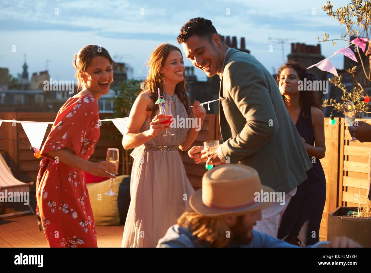 Freunde am frühen Abend party Stockfoto