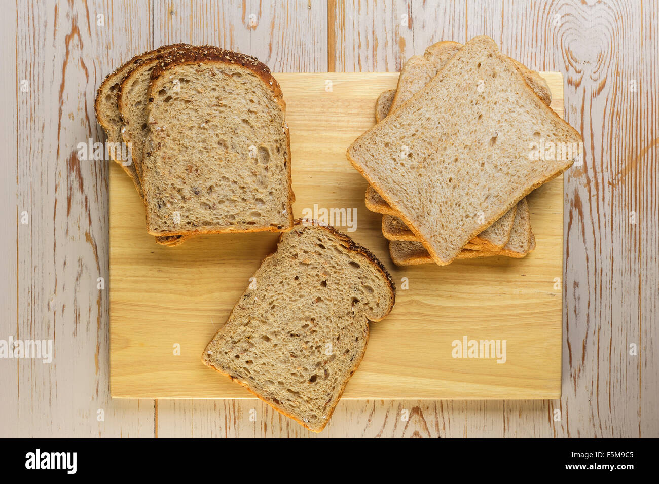 Kornkammer Brot und Weißbrot mit 50 % Vollkorn hinzugefügt. Stockfoto