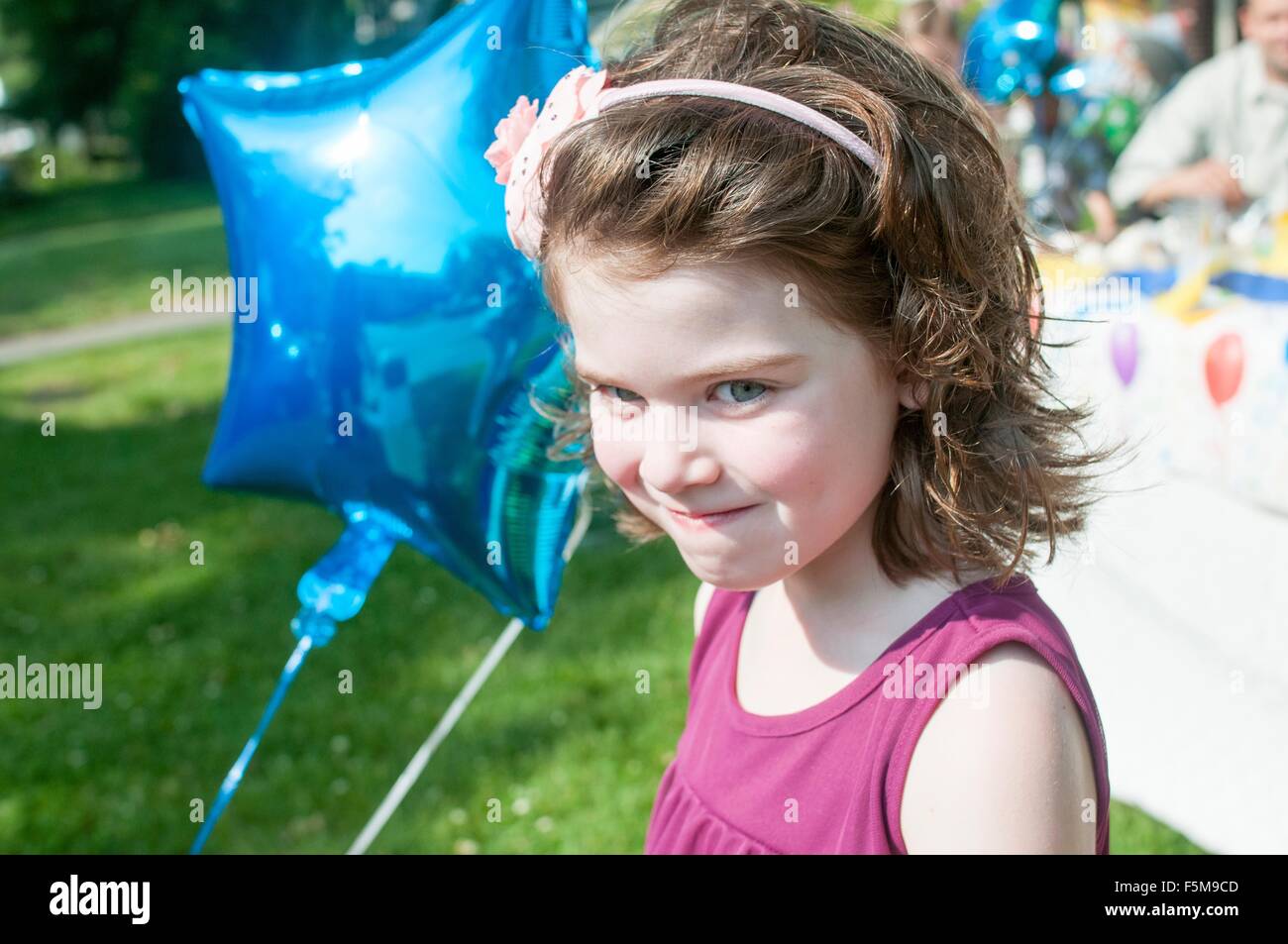 Porträt des jungen Mädchens mit Helium-Ballon, im freien Stockfoto