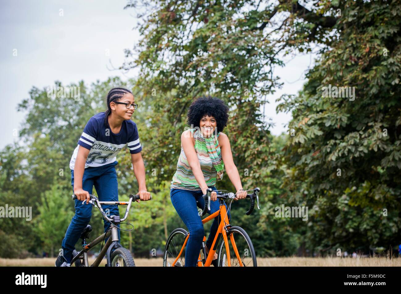 Mutter und Sohn Reiten auf Fahrrädern lächelnd Stockfoto