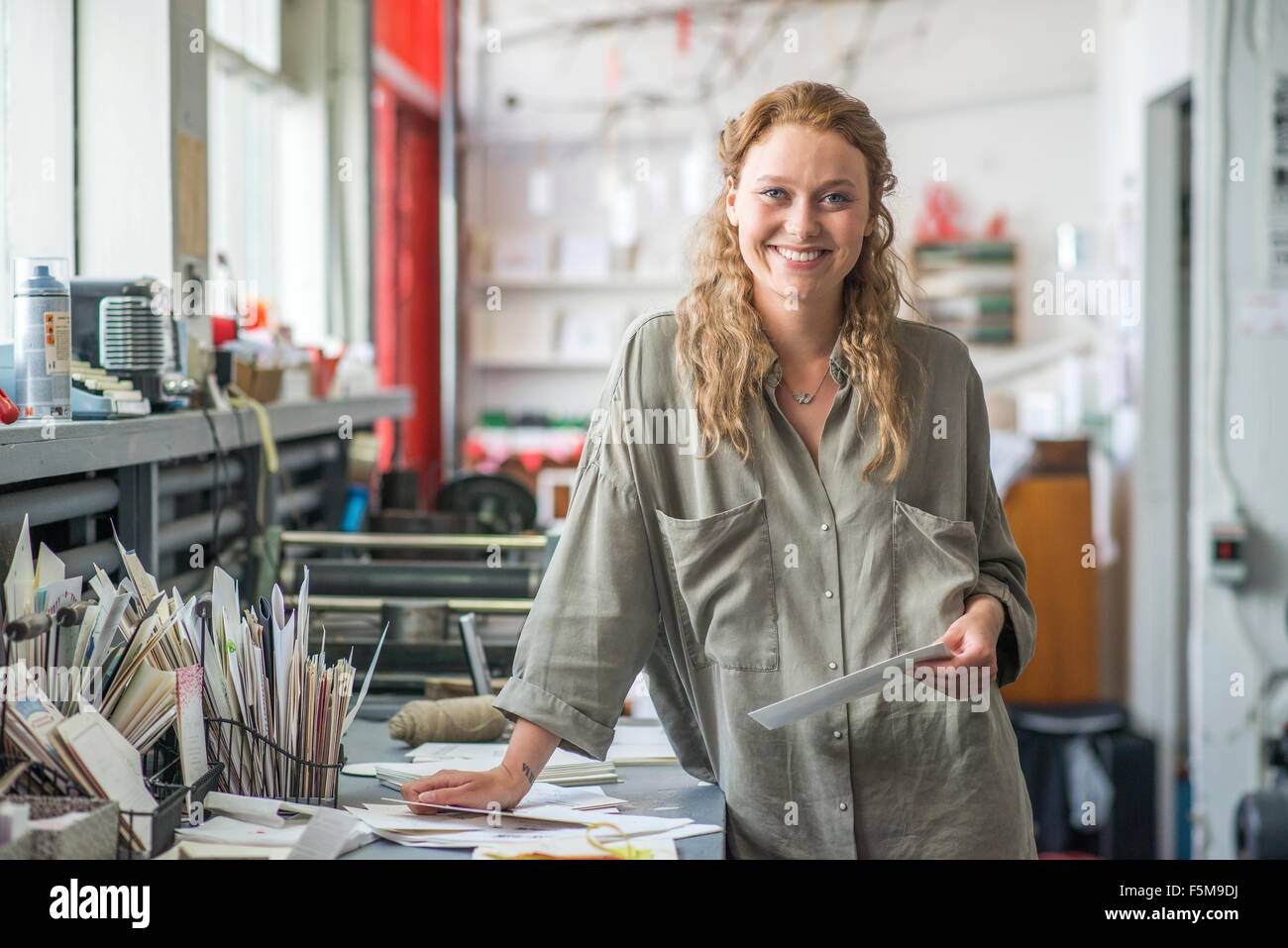Porträt von weiblichen print-Designer in Werkstatt Stockfoto