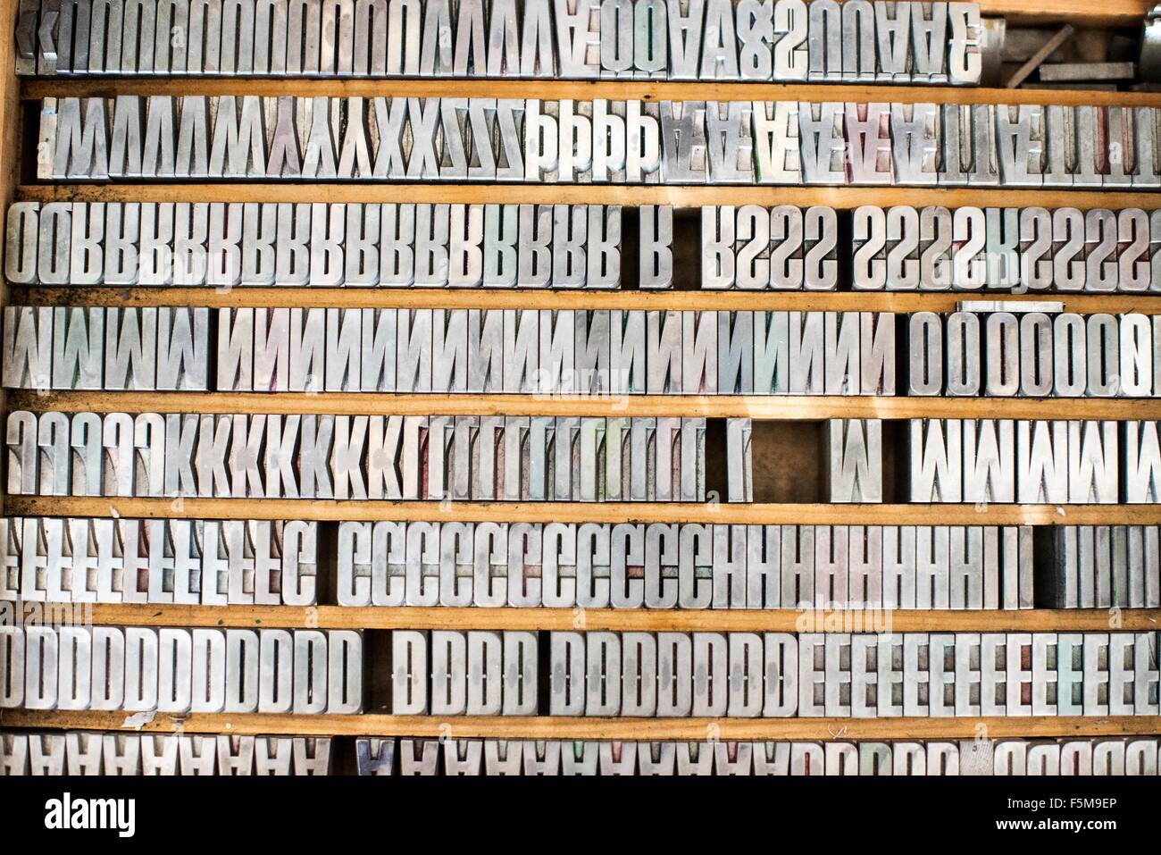 Regale aus Silber Buchdruck Buchstaben in der Druckwerkstatt Stockfoto