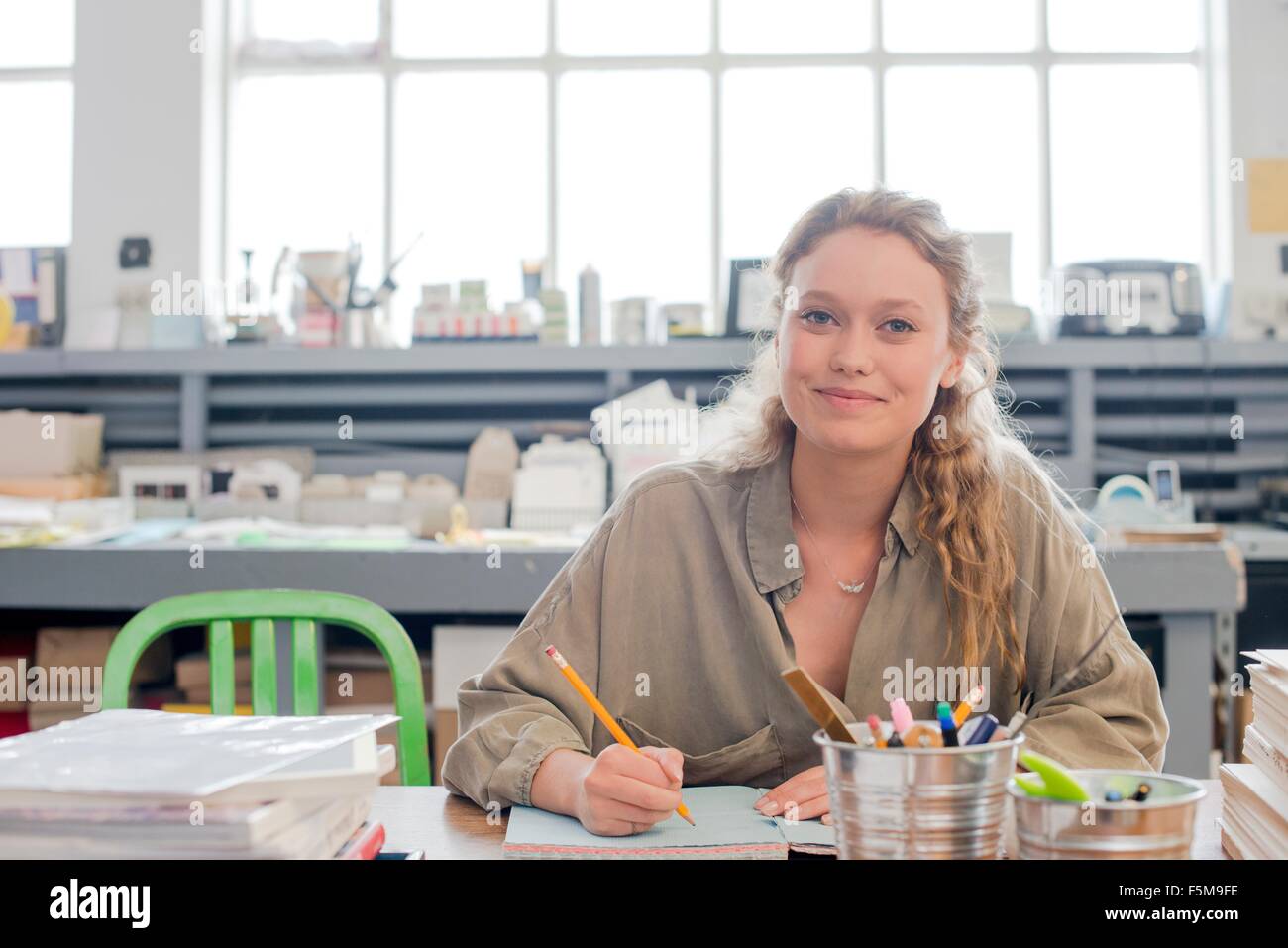 Porträt von weiblichen print Designer arbeiten auf Skizzenbuch in Werkstatt Stockfoto