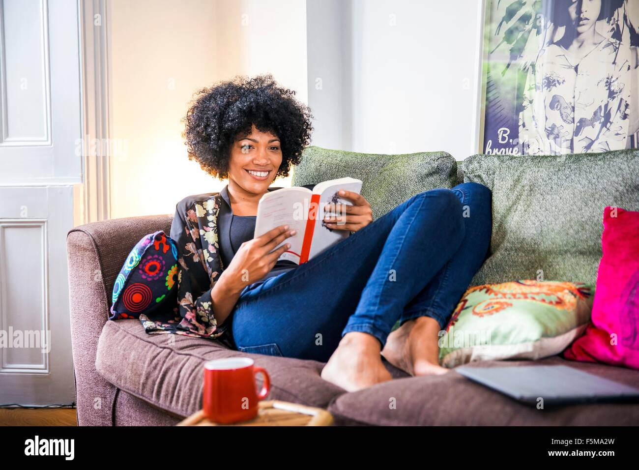 Entspannen Sie sich auf Wohnzimmer Sofa Lesebuch Reife Frau Stockfoto