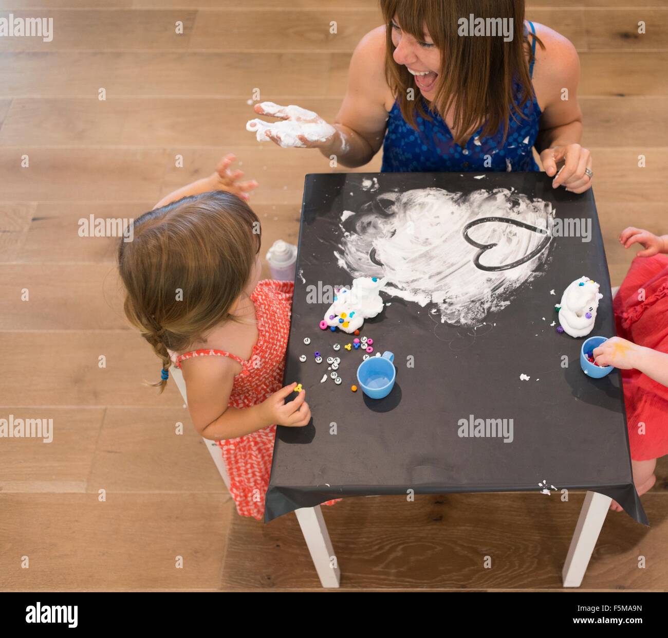 Mutter und Tochter erhöht spielen mit Farbe, Ansicht Stockfoto