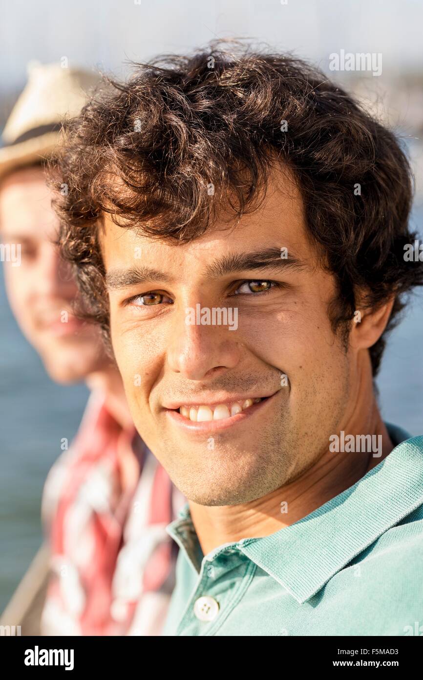 Porträt des jungen Mannes Blick auf die Kamera zu Lächeln Stockfoto