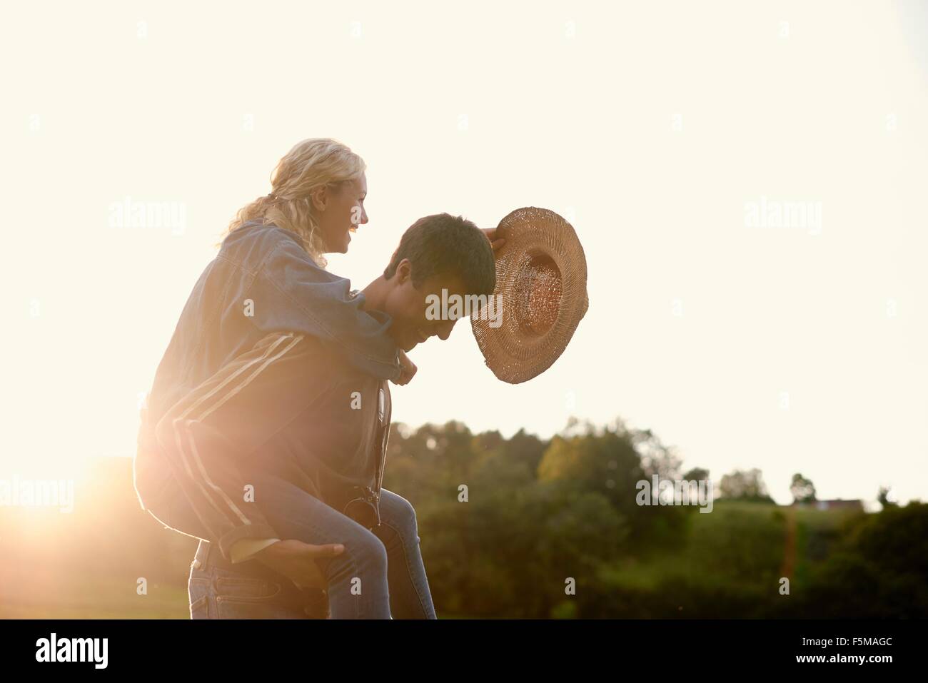 Junger Mann mit Freundin eine Huckepack Stockfoto