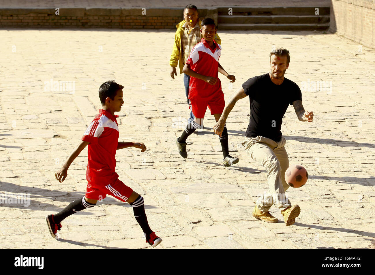 Kathmandu, Nepal. 6. November 2015. Englische Fußball-Star David Beckha spielt Fußball in einem Benefizspiel um Geld zu sammeln für die United Nations Children-Kinderhilfswerk (UNICEF) in Bhaktapur, Nepal, 6. November 2015. Bildnachweis: Xinhua/Alamy Live-Nachrichten Stockfoto