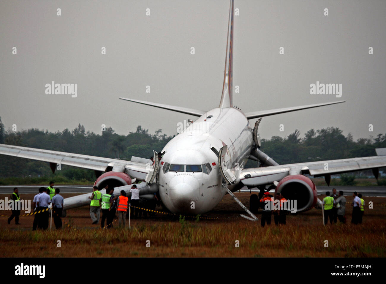 (151106)--YOGYAKARTA, 6. November 2015 (Xinhua)--Foto am 6. November 2015 zeigt ein Indonesien Boeing 737-Batik Pkw-Inlandsmarkt Flugzeug umgeben von Beamten, nachdem es von der Landebahn während der Landung in Yogyakarta, Indonesien rutschte. Ein Bericht sagte, dass keiner der 7 Mannschaften und 160 Passagiere wurden verletzt. (Xinha/Juli Nugroho) Stockfoto