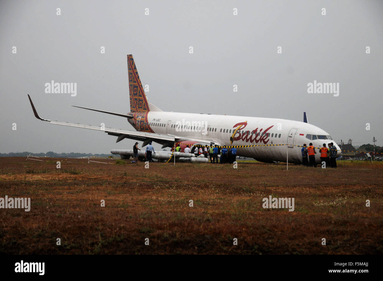 (151106)--YOGYAKARTA, 6. November 2015 (Xinhua)--Foto am 6. November 2015 zeigt ein Indonesien Boeing 737-Batik Pkw-Inlandsmarkt Flugzeug umgeben von Beamten, nachdem es von der Landebahn während der Landung in Yogyakarta, Indonesien rutschte. Ein Bericht sagte, dass keiner der 7 Mannschaften und 160 Passagiere wurden verletzt. (Xinha/Juli Nugroho) Stockfoto