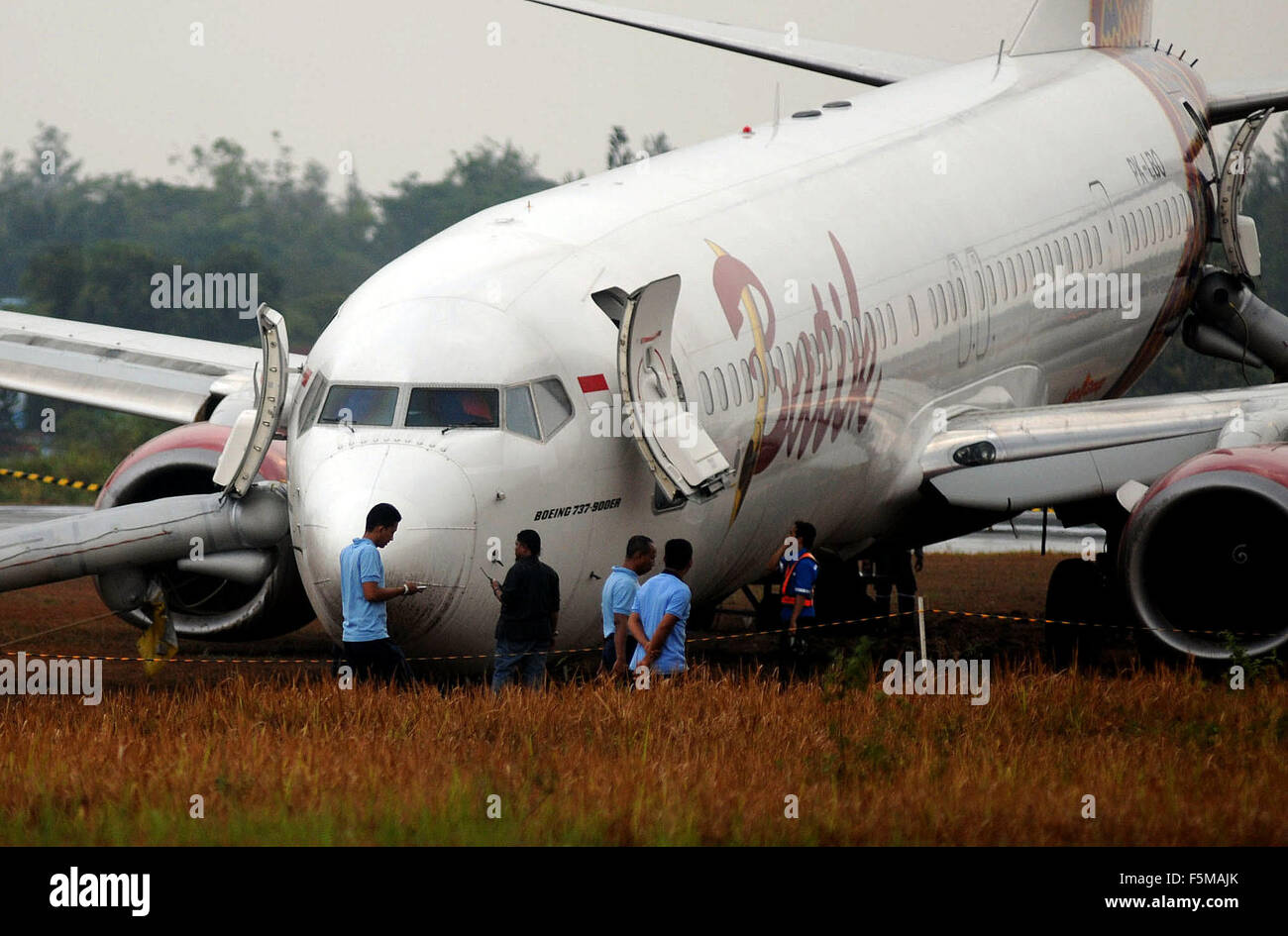 (151106)--YOGYAKARTA, 6. November 2015 (Xinhua)--Foto am 6. November 2015 zeigt ein Indonesien Boeing 737-Batik Pkw-Inlandsmarkt Flugzeug umgeben von Beamten, nachdem es von der Landebahn während der Landung in Yogyakarta, Indonesien rutschte. Ein Bericht sagte, dass keiner der 7 Mannschaften und 160 Passagiere wurden verletzt. (Xinha/Juli Nugroho) Stockfoto