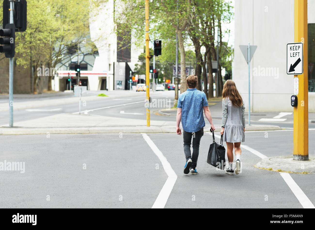 Junges Paar Tragetasche zusammen auf Street, Melbourne, Victoria, Australien Stockfoto