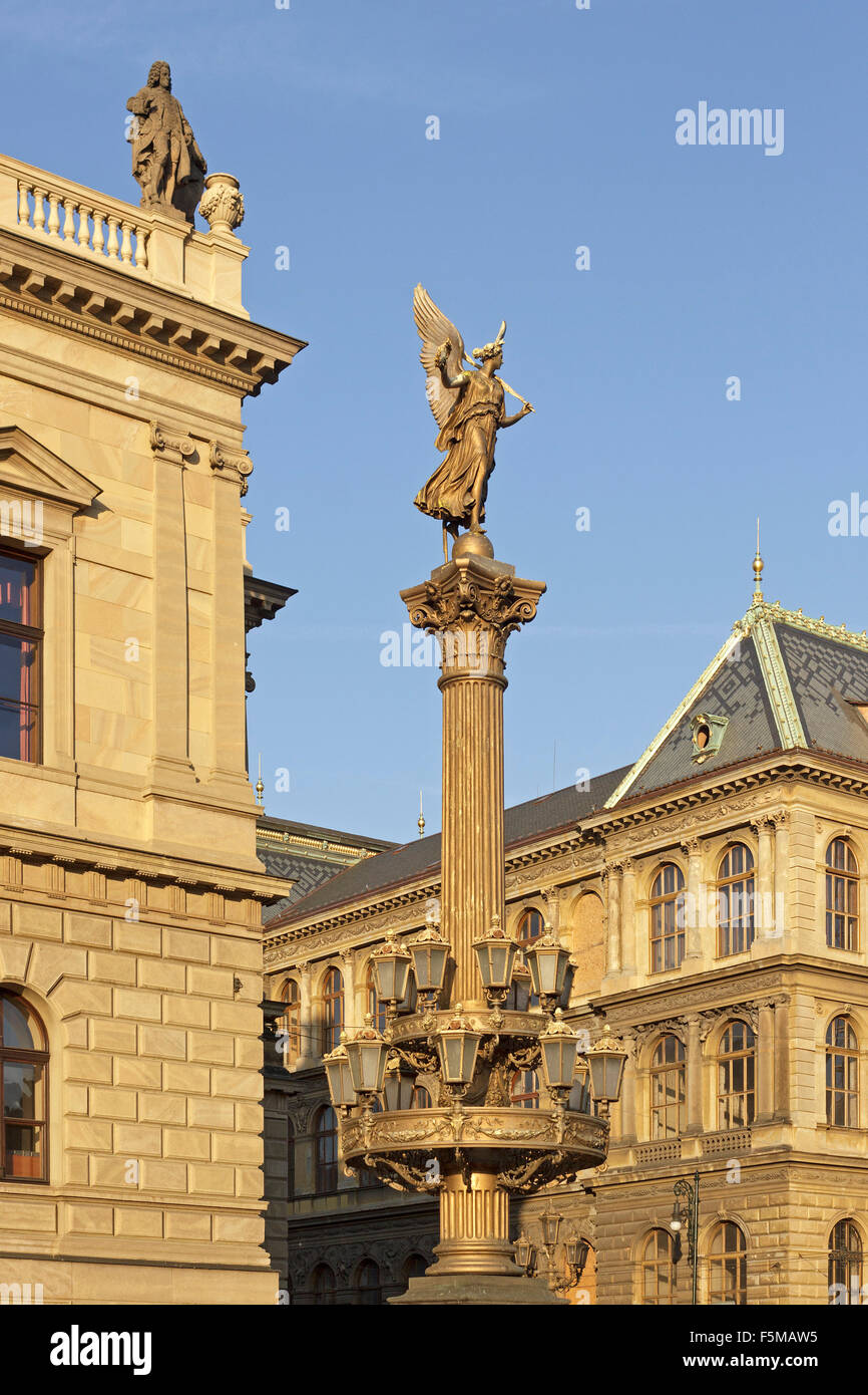 Spalte vor Rudolfinum, Old Town, Josefov (Jüdisches Viertel), Prag, Tschechische Republik Stockfoto
