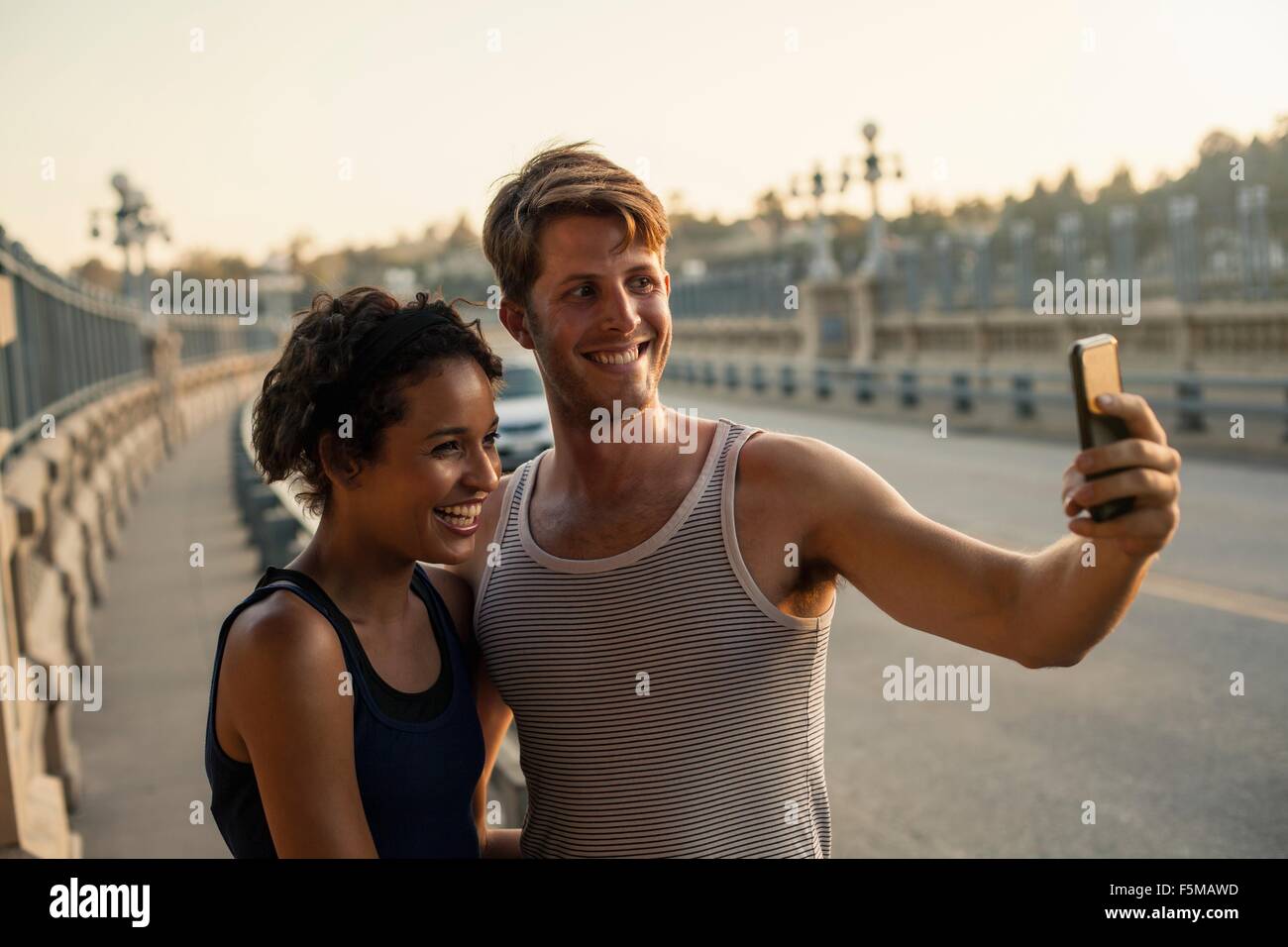 Jogger unter Selfie auf Brücke, Arroyo Seco Park, Pasadena, Kalifornien, USA Stockfoto