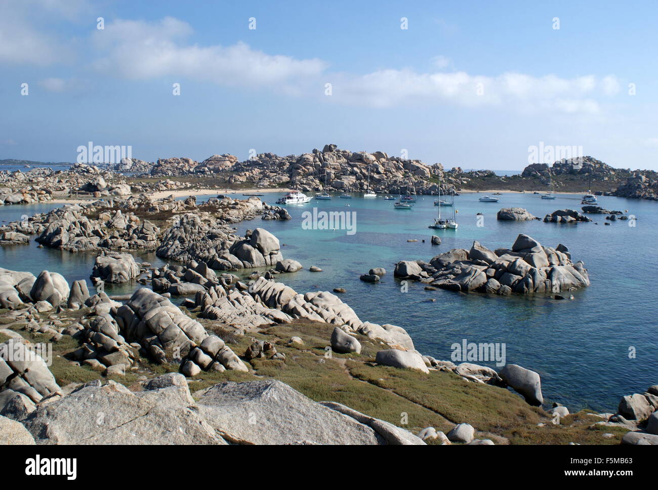 Yachten vor Anker in der Cala Lazarina, Lavezzi Insel, Corsica Stockfoto