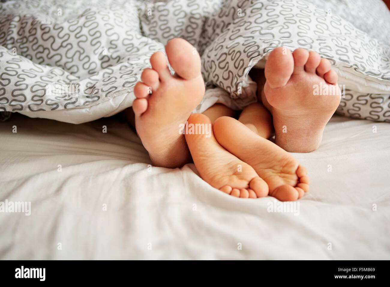 Nackte Füße Im Bett