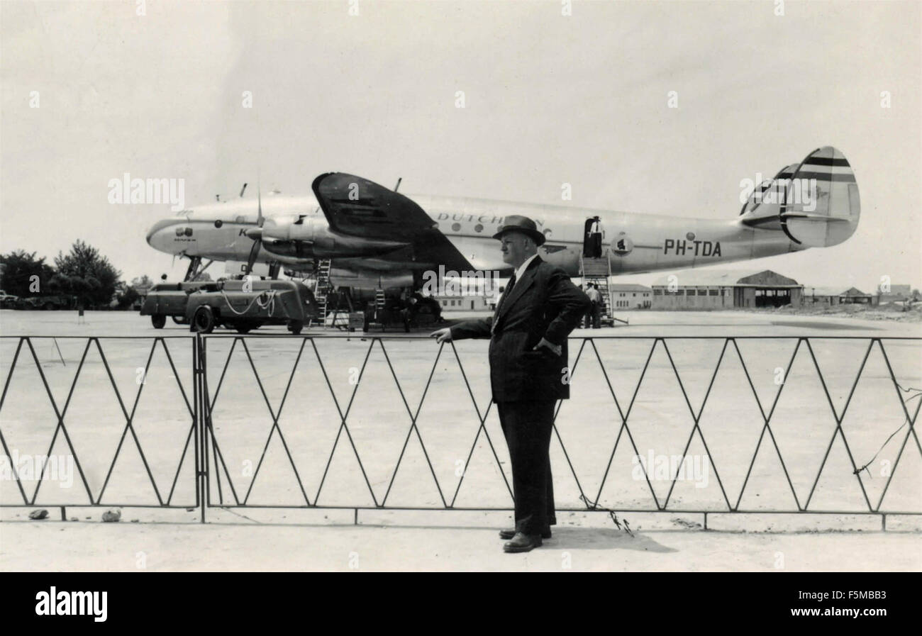 Ein Mann neben einem niederländischen Verkehrsflugzeug Stockfoto