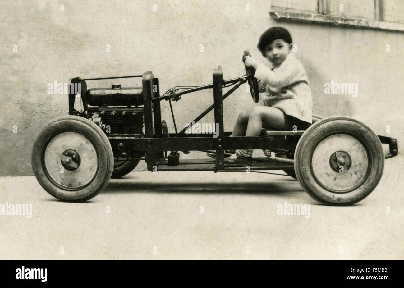 Ein Kind, ein großes Spielzeug Auto, Italien Stockfoto