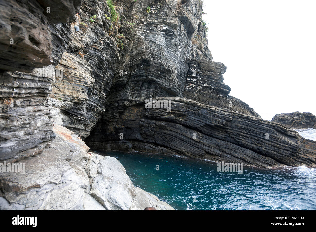 Eine Grotte in den Klippen, Manarola, Cinque Terre, Italien Stockfoto