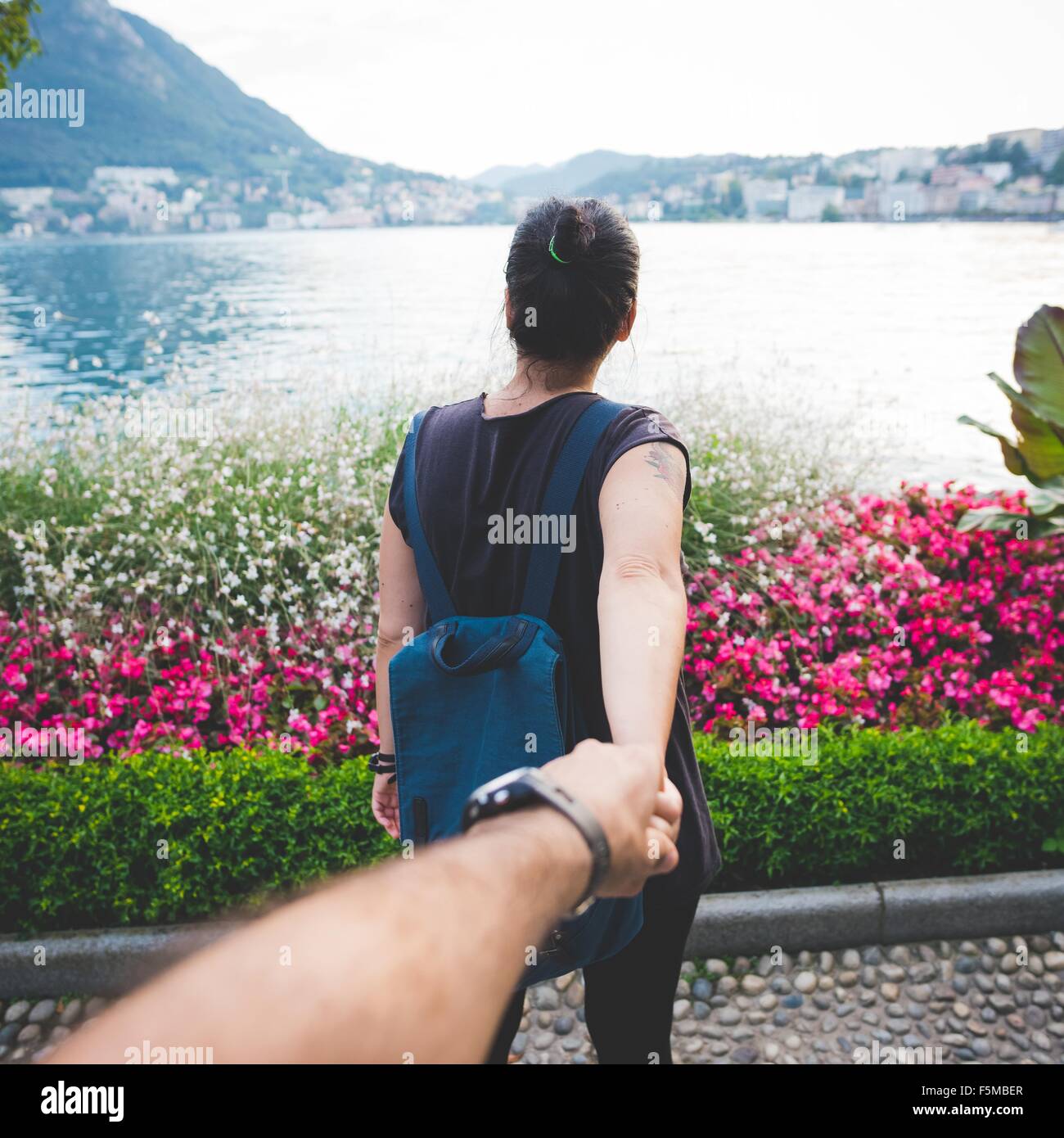 Mitte adult Tourist paar Hand in Hand am Lago di Lugano, Schweiz Stockfoto