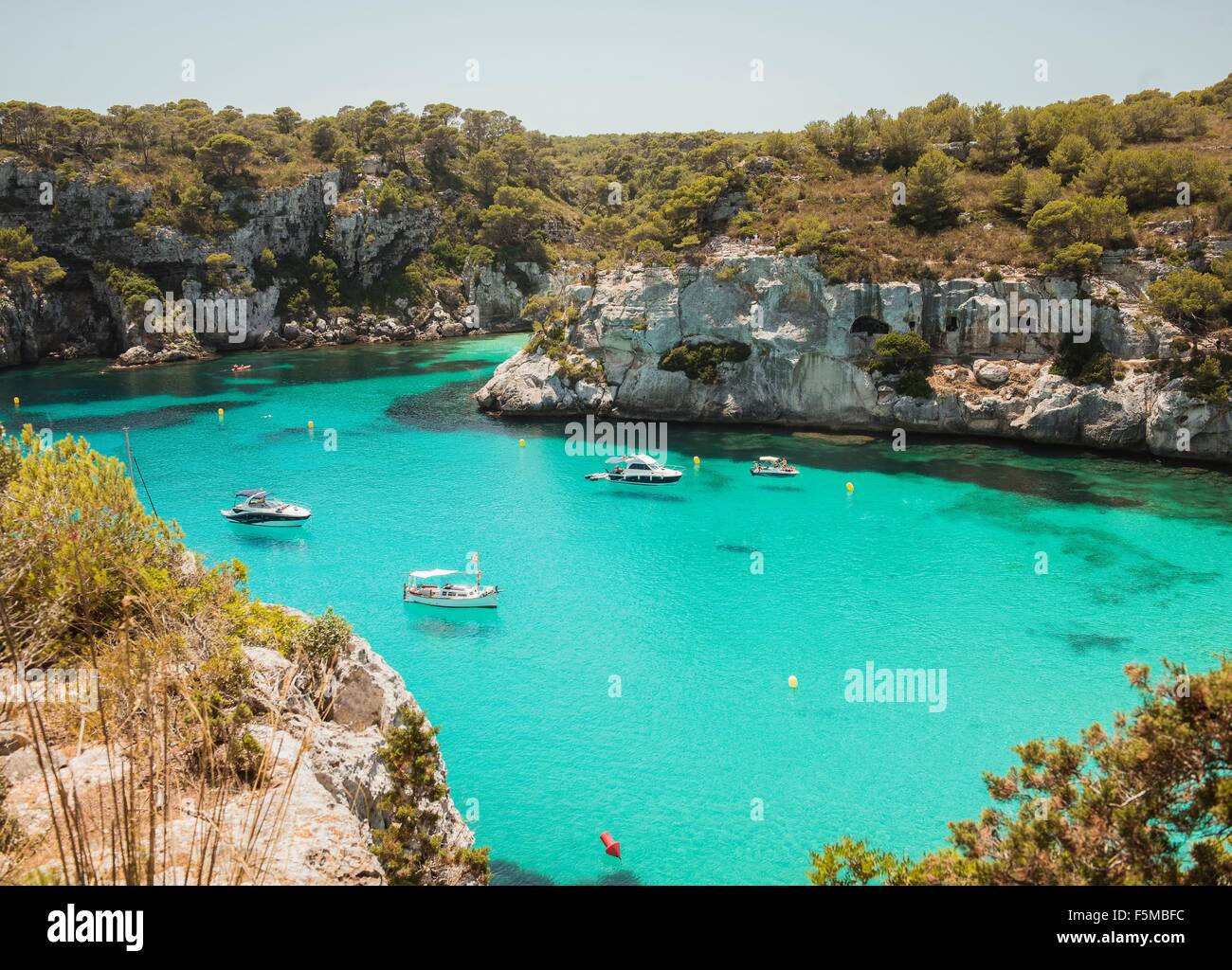 Erhöhte Ansicht von Jachten verankert in Cala Macarella, Menorca, Spanien Stockfoto