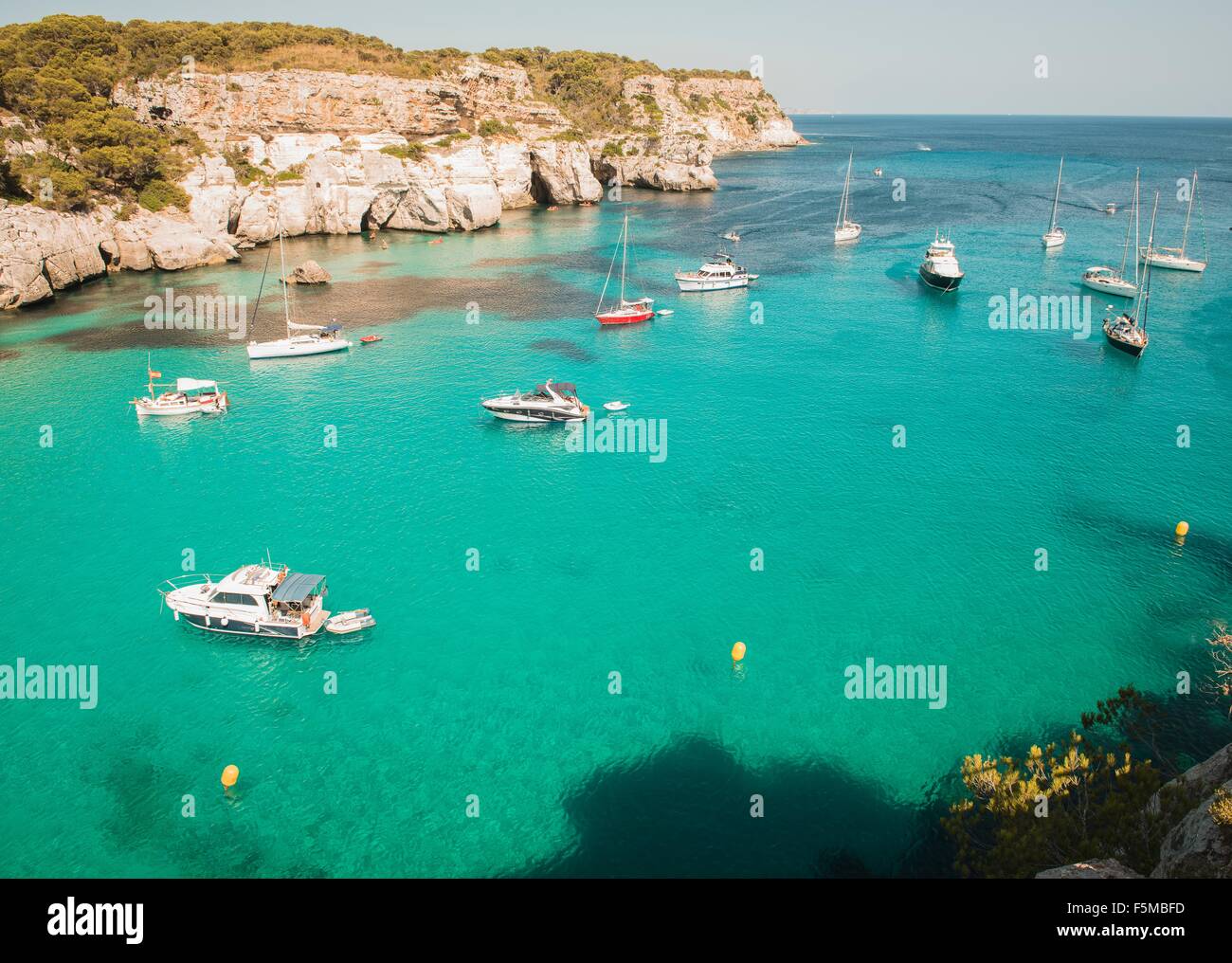 Erhöhte Ansicht von Jachten verankert in der Bucht bei Cala Macarella, Menorca, Spanien Stockfoto