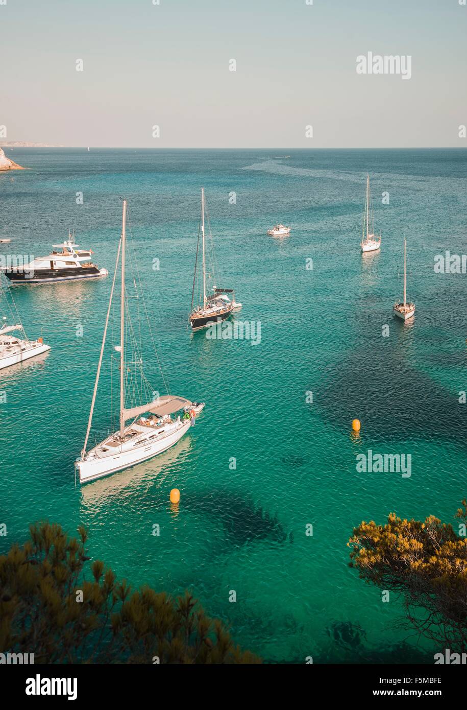 Jachten verankert in der Bucht bei Cala Macarella, Menorca, Spanien Stockfoto