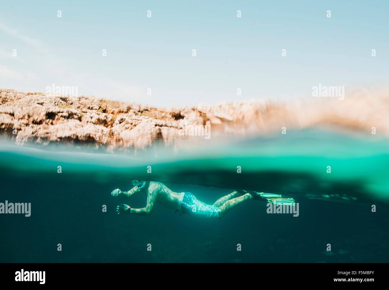 Unterwasser Oberflächenansicht von reifer Mann Meer Schnorcheln, Menorca, Balearen, Spanien Stockfoto