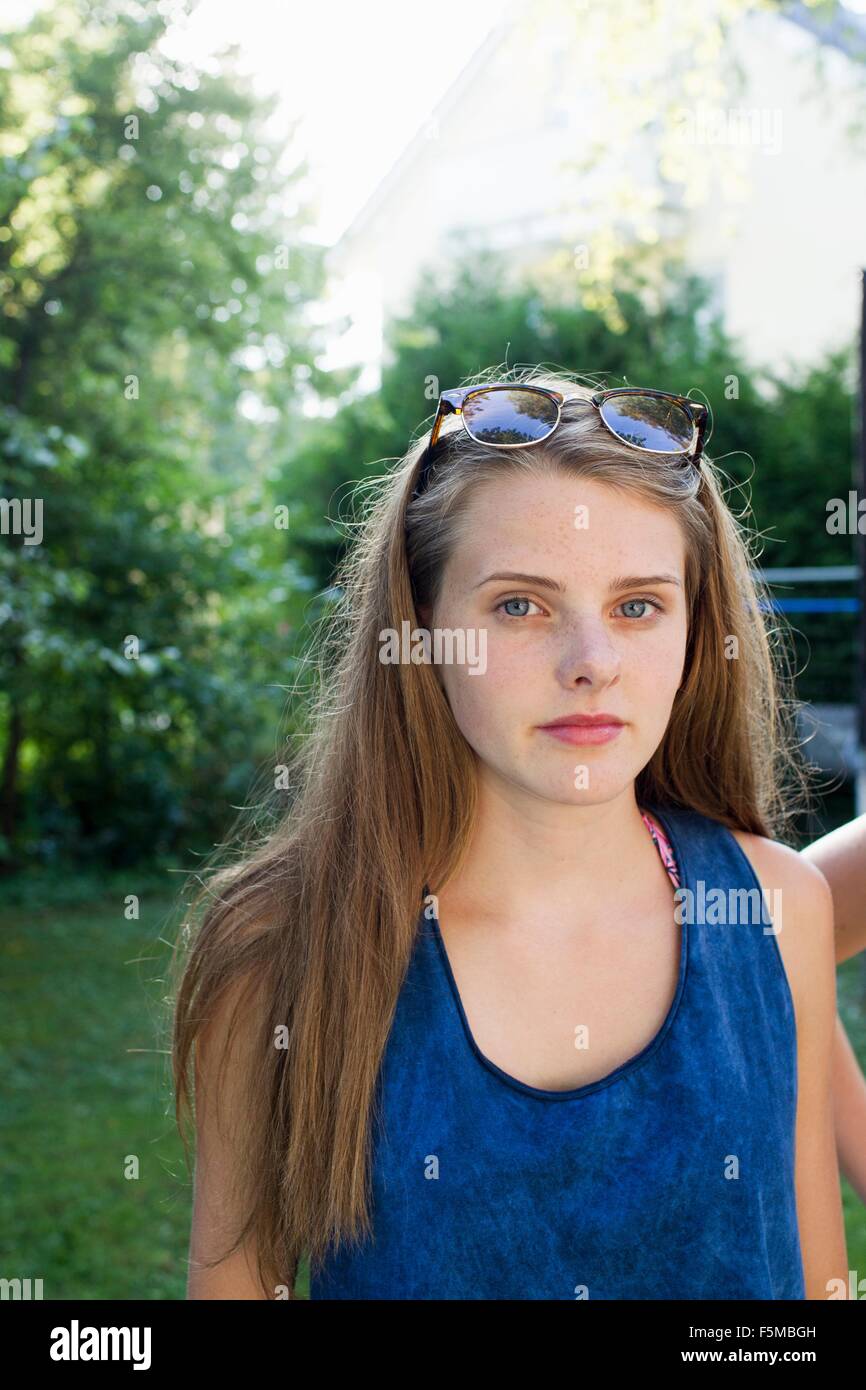 Porträt von Teenager-Mädchen mit langen braunen Haaren im Garten Stockfoto
