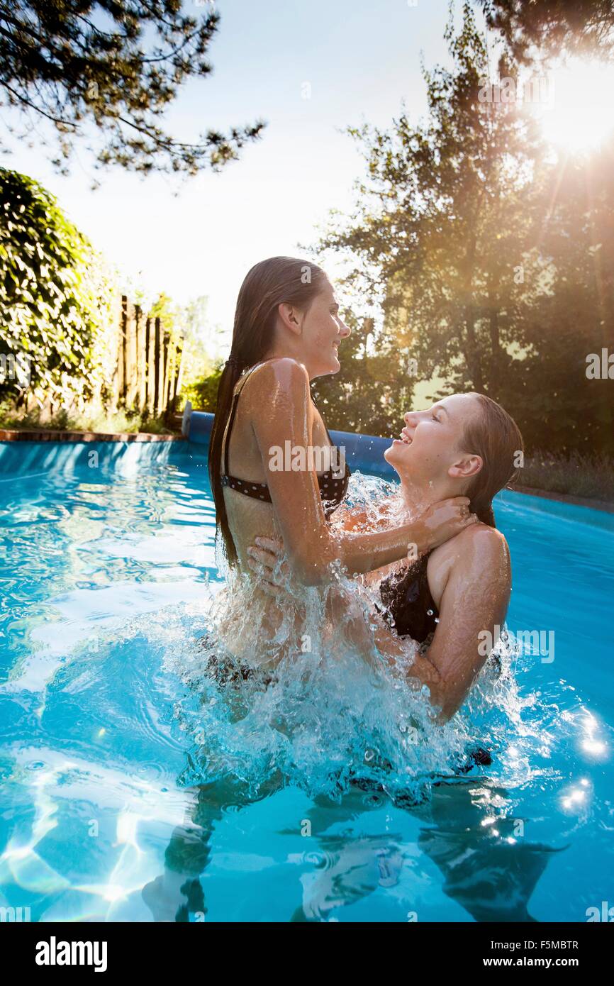 Zwei Girls Machen Liebe Beim Pool Zwei Girls Machen Liebe Beim Pool