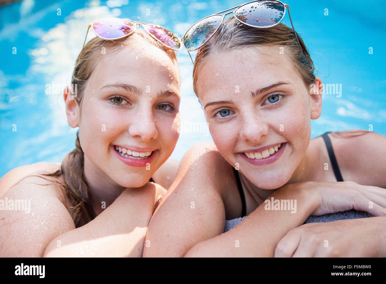 Porträt von zwei ziemlich Teenager Mädchen am Pool Stockfoto