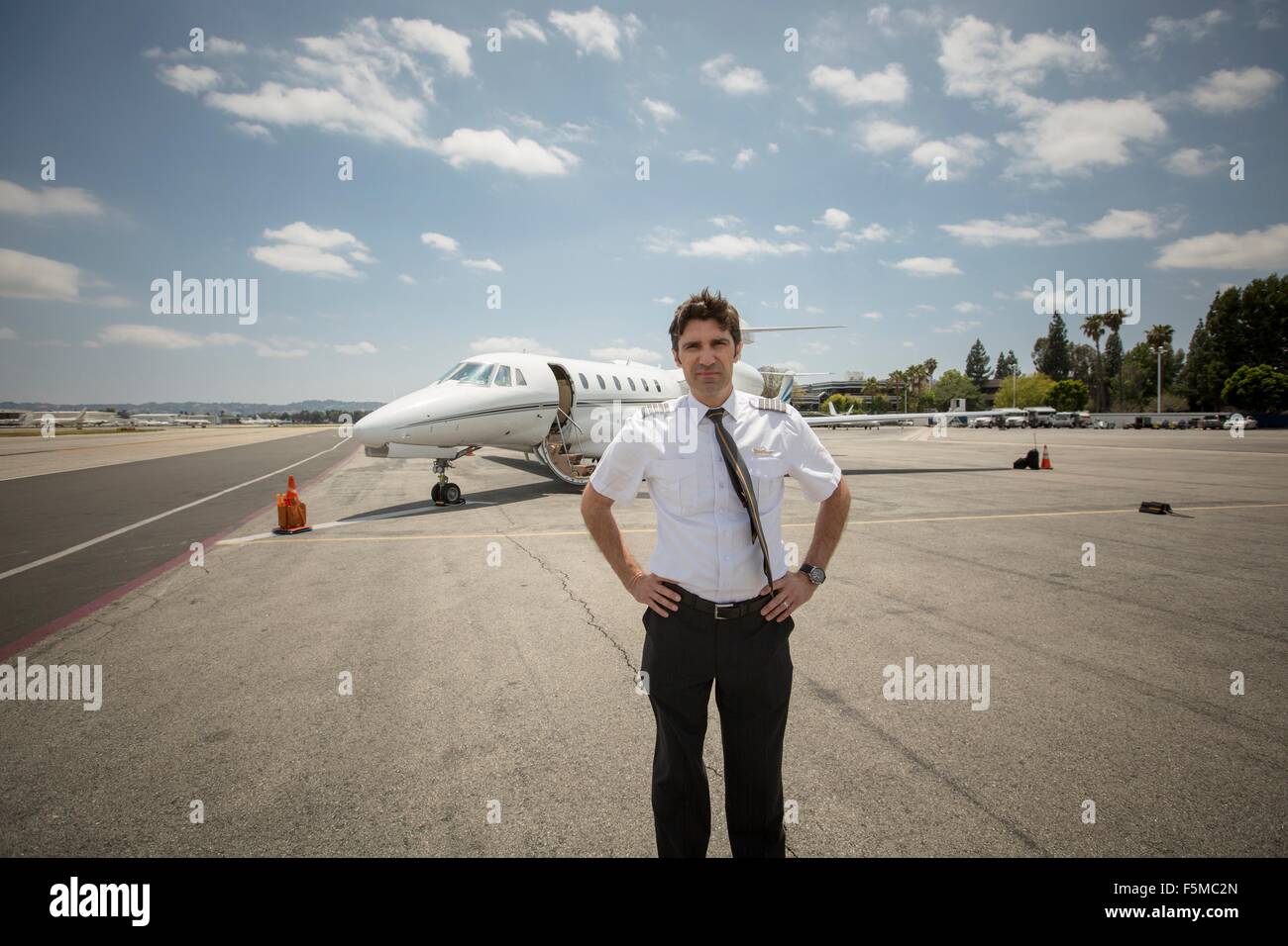 Porträt von männlichen private Jet-Pilot am Flughafen Stockfoto