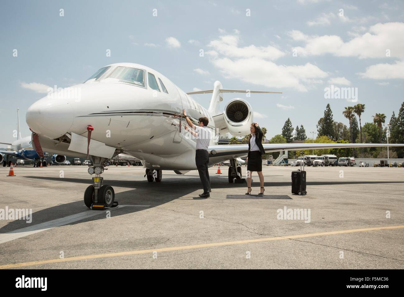 Weibliche Unternehmerin im Privat-Jet am Flughafen reisen vorbereiten Stockfoto