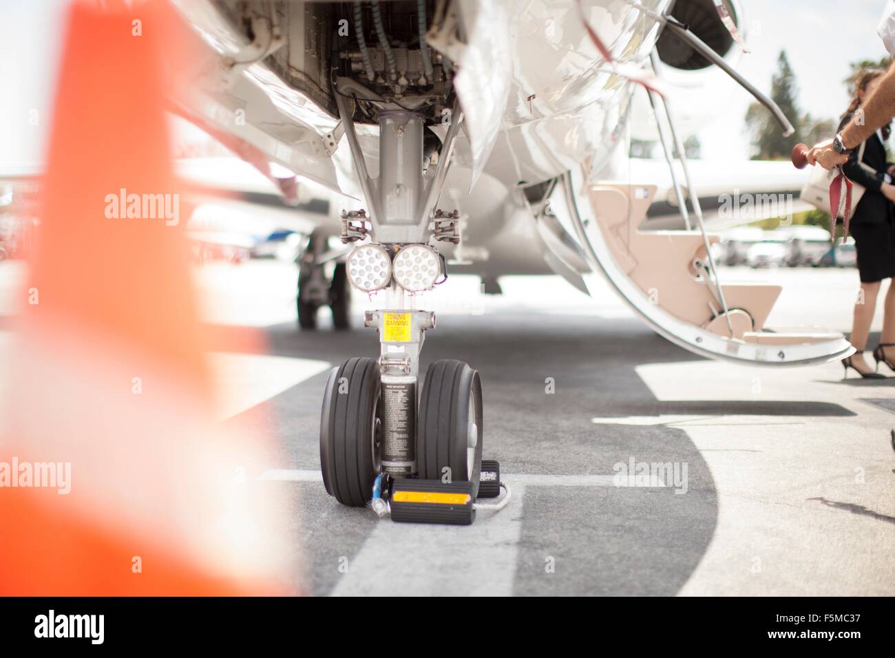 Weibliche Unternehmerin verlassen privat-Jet am Flughafen Stockfoto