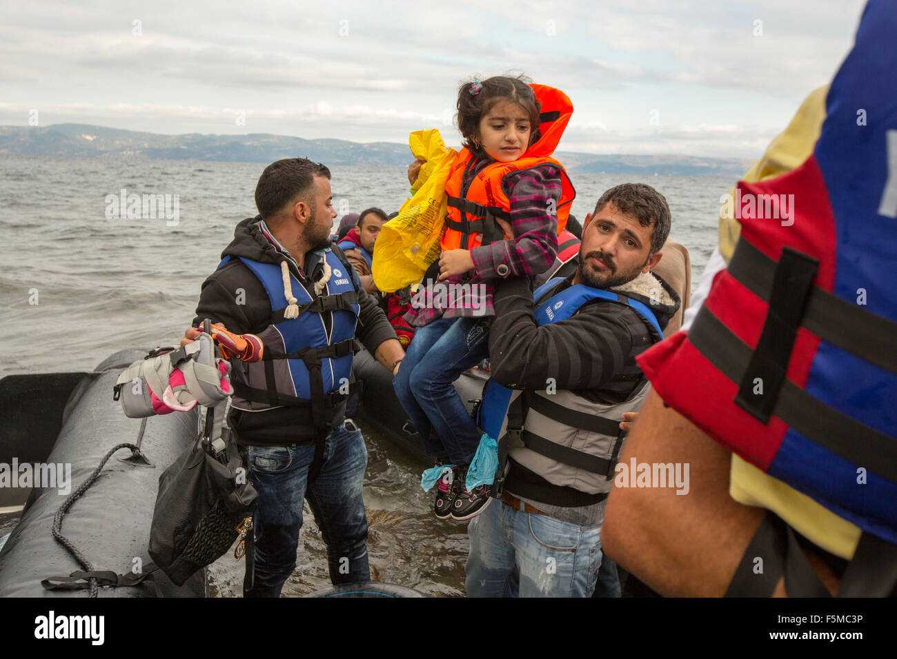 Syrische Migranten auf der Flucht vor dem Krieg und Flucht nach Europa, Landung auf der griechischen Insel Lesbos im Norden bei Efthalou Küste und Stockfoto