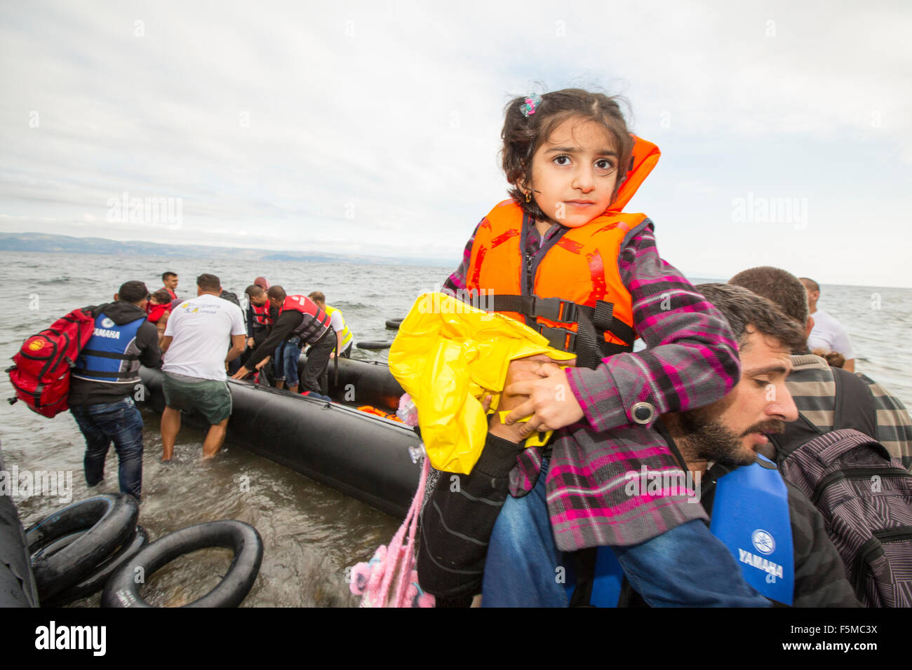 Syrische Migranten auf der Flucht vor dem Krieg und Flucht nach Europa, Landung auf der griechischen Insel Lesbos im Norden bei Efthalou Küste und Stockfoto