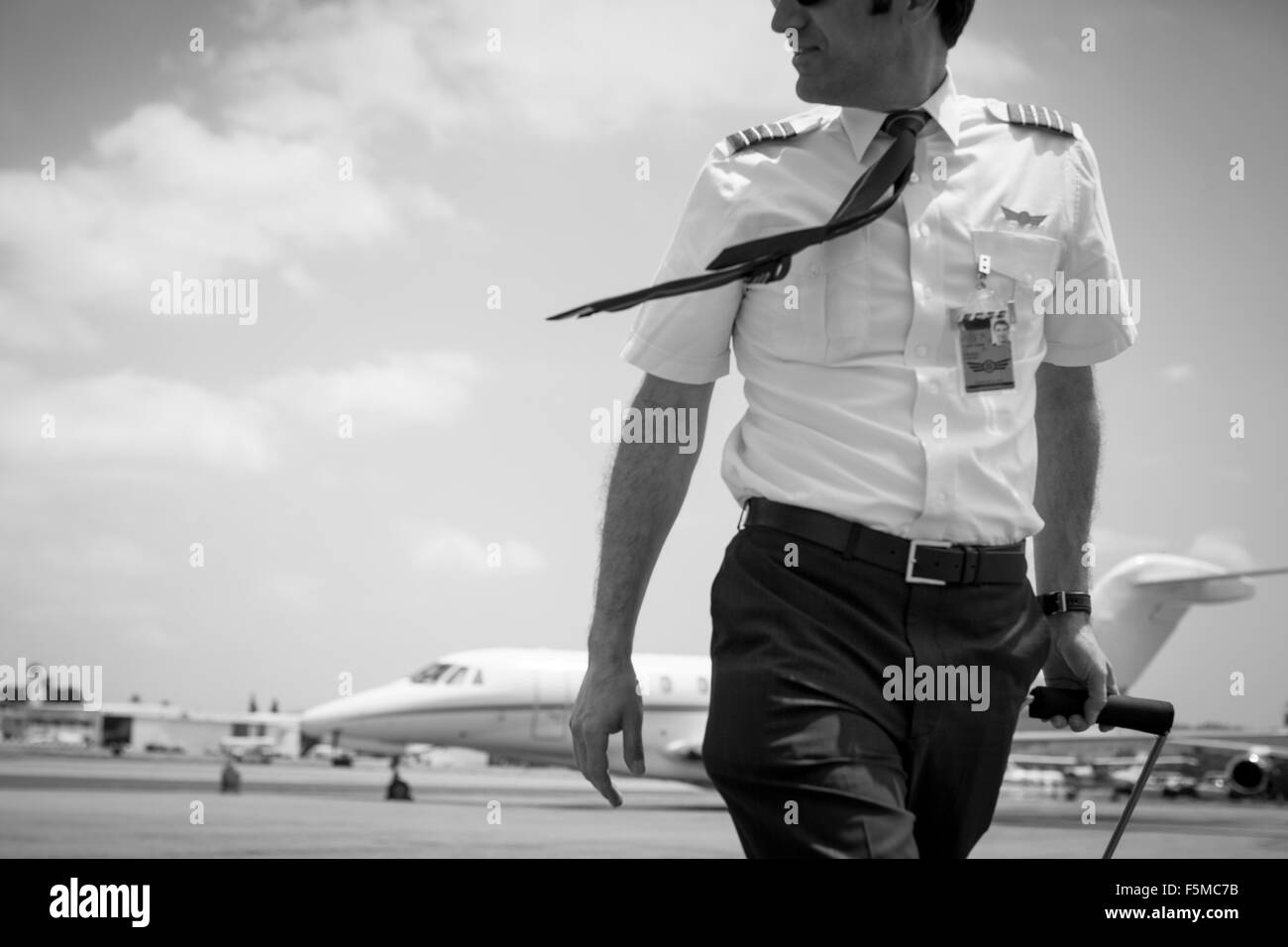 Schwarz / weiß Bild des männlichen privat-Jet pilot Ankunft am Flughafen Stockfoto