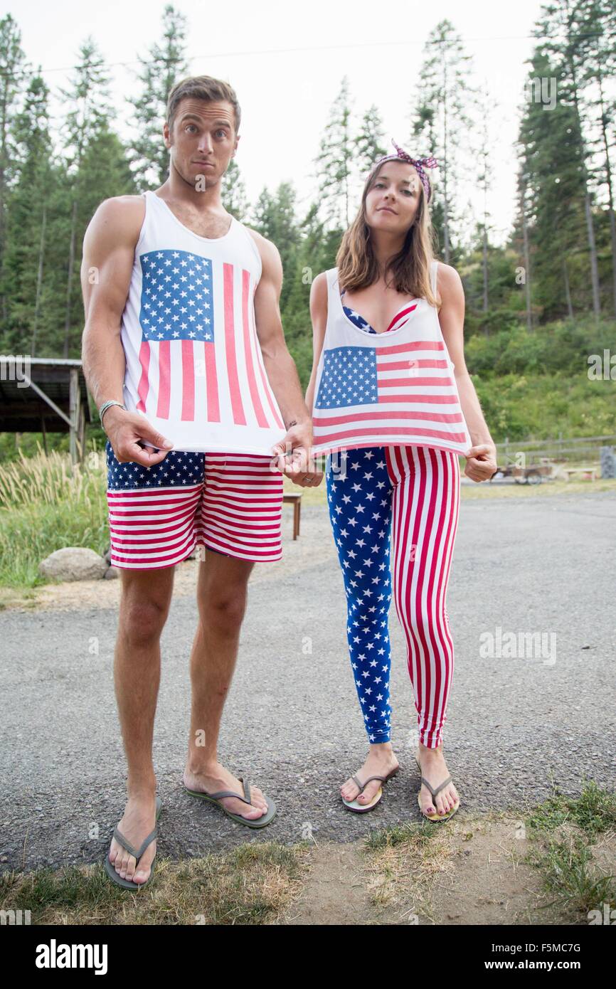 Porträt des Paares Angeberei amerikanische Flagge Kostüm feiern Unabhängigkeitstag, USA Stockfoto