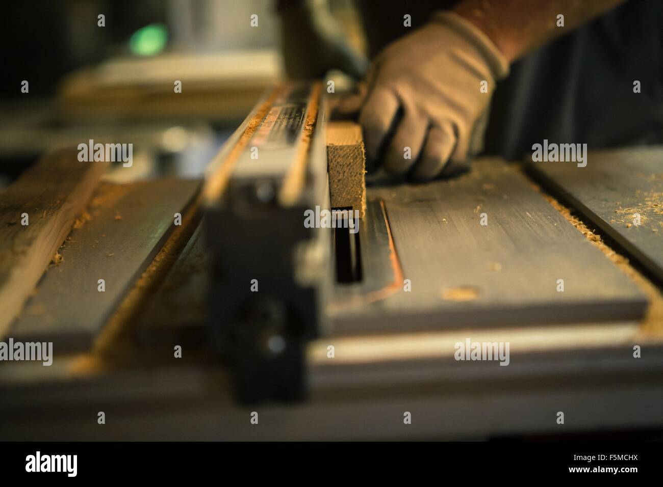 Holzkünstler in Werkstatt, Holzbearbeitungsmaschinen, Mittelteil mit Stockfoto