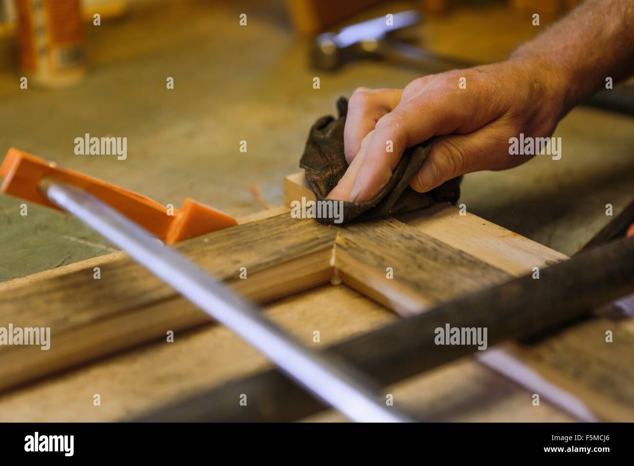 Holzkünstler arbeiten in Werkstatt, Nahaufnahme Stockfoto